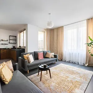https://wola-park-lovely-apartment.warsawhotelspoland.com